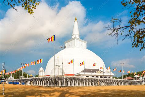 Fotka „view At The Ruwanweli Maha Seya Stupa In Anuradhapura Of Sri