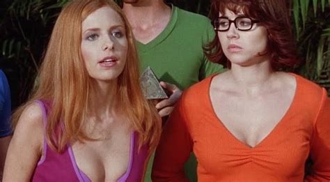 Buffy Star Sarah Michelle Gellar On The Steamy Daphne Velma Kiss That Was Cut From Scooby Doo