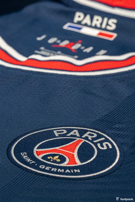 Ces premières images révèlent le design du possible futur maillot du psg. Le maillot du PSG 2021-2022 sera un maillot Jordan ...