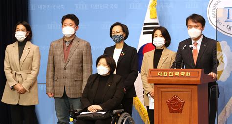 정의당 장혜영 의원은 25일 김종철 대표의 성추행 피해 당사자임을 공개한 배경에 대해 인간으로서의 존엄을 회복하고 일상으로 돌아가는 길이자, 정의당과 우리를 위하는 길이라고 믿었기 때문이라고. 정의당 '낙태죄 폐지' 3법에 근로기준법이 들어간 이유 : 국회 ...