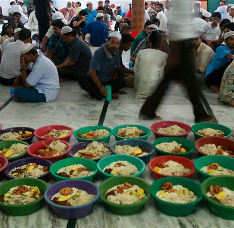 Dieses aufgrund der tat des gesandten allahs, allahs. Feature: Der Ramadan beginnt: Schürt der Fastenmonat die ...