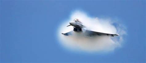 En effet, si la vitesse du son dans l'atmosphère est de 340 m/s (1 200 km/h), dans l'eau de. WWW.CRASH-AERIEN.AERO • Un passage de mur du son dans l ...