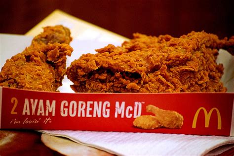 Selain rasanya yang enak dan gurih, ayam goreng kunyit ini bisa distok di kulkas salam & hey syedot nation, hari ini aku dicabar untuk makan 9 ketul ayam goreng mcd 3x extra spicier! Catatan (Setengah) Mahasiswa : Perspektif: McDonalds vs KFC