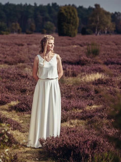 Der boho look steht für weich fallende brautkleider in fließenden stoffen, mit romantischen spitzendetails in unkomplizierten schnitten. Boho Brautkleid Zweiteiler Ani - elementar I moderne ...
