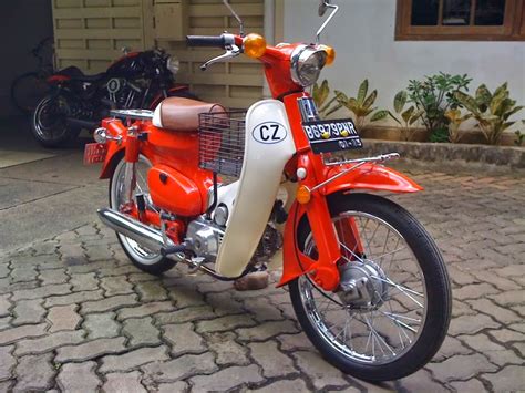 Guna membuktikan memang dua silinder dan berfungsi maksimal. AUTOMOTIF: Motor klasik Honda kap 70