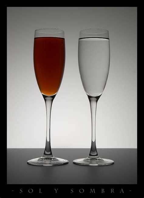 En copas de vino, copas de champán, jarras de cerveza, botellas, espejos o ventanas. FOTOTALLER: Copas de cristal a contraluz