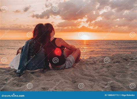 Deux Filles Lesbiennes Assis Sur La Plage Et Observant Et Appr Cier Un Beau Coucher De Soleil