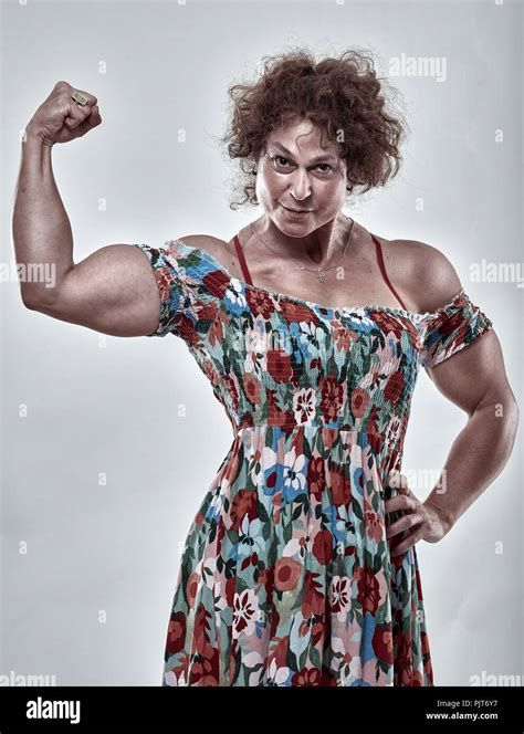 Girls Power Metapher Mit Muskulösen Reife Frau Flexing Biceps