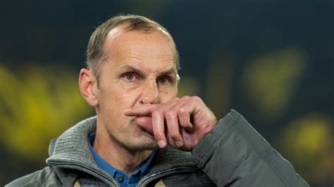 Heiko herrlich ehemaliger fußballspieler aus deutschland mittelstürmer zuletzt bei borussia dortmund* 03.12.1971 in mannheim, deutschland. FC Augsburg zum Auftakt ohne Herrlich - FCA-Trainer zieht ...