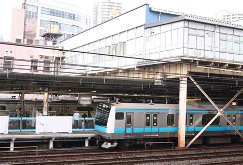Approximately halfway between those terminals, it cuts through. 京浜東北線しか止まらない… 川口駅に中距離列車停車？ JR ...