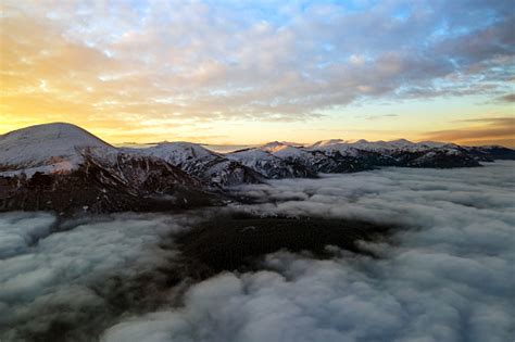 Vista Aérea Del Vibrante Amanecer Sobre Nubes Blancas Y Densas Con