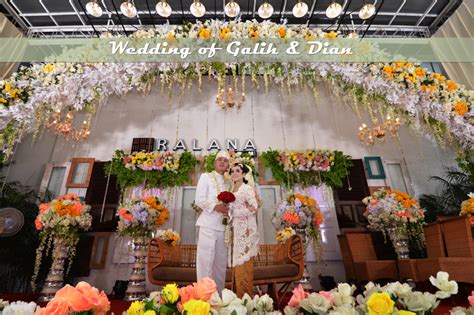 Upacara ini dilangsungkan pada malam hari setelah prosesi siraman, yang dimaksudkan menjadikan sang mempelai perempuan secantik dewi widodari. Foto Pernikahan Adat Jawa Modern Galih & Dian by Creative Fotografi | Bridestory.com