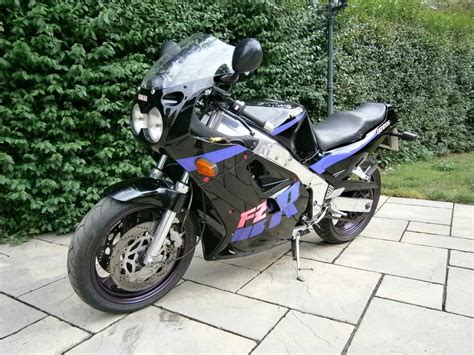 The primary internal changes are a 40 percent heavier crankshaft and revised balance shaft. Yamaha FZR 1000 Genesis 1987 Brownhills, Wolverhampton