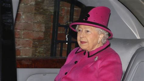 Podle některých ostrovních médií uvažuje o důchodu podobně jako její manžel princ philip, vévoda z edinburghu. Britská královna si ve vzácném rozhovoru postěžovala na ...