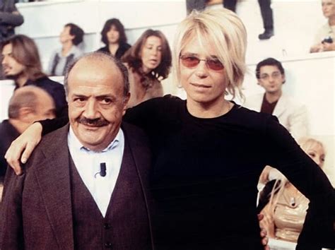 Non amo le sorprese ed è difficile anche organizzare qualcosa a mia. Maurizio Costanzo e rapporto con la moglie Maria De ...