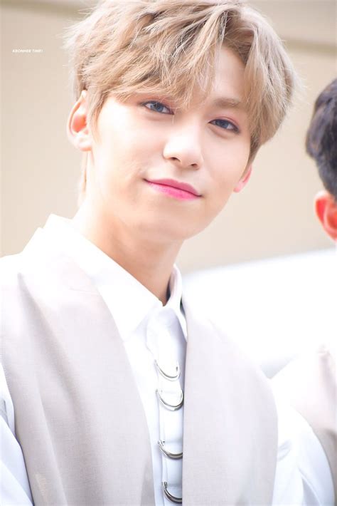 He is one of the main vocalists of the boy group oneus. Keonhee - ONEUS © Keonhee Time