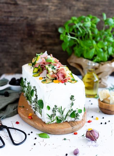 Im folgenden rezept haben wir mehrere schichten filoteig in einer pfanne übereinandergestapelt und ihn mit einer köstlichen mischung aus schweinefleisch, gemüse und käse gefüllt. Ciabatta Brot Torte mit Antipasti Creme und Salami ...