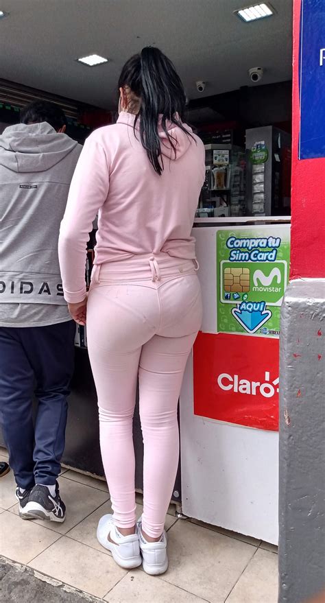 Chava Con Pantalon Pegado Marcando Calzon En La Tienda