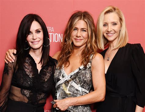Jennifer Aniston Has Rare Red Carpet Reunion With Friends Co Stars