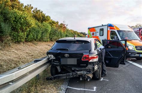 An der staatsoper stuttgart seien teile der dachverkleidung abgedeckt worden. Insgesamt drei Fahrzeuge waren an dem Unfall beteiligt ...