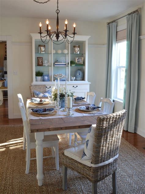 Inspired by the relaxed sophistication of coastal living, this beachy style relies heavily on maritime motifs: Houzz | Coastal Dining Room Design Ideas & Remodel Pictures
