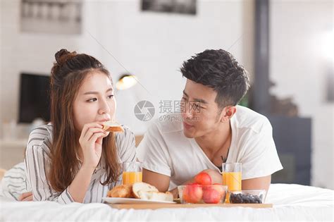 青年情侣在床上吃早餐高清图片下载 正版图片501937422 摄图网