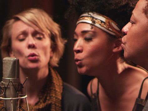 Backup Singers Get Their Time In The Spotlight Cbs News