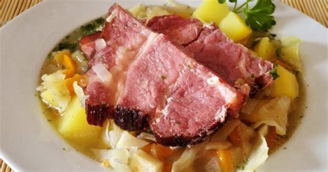 Maria kocht Gemüseeintopf mit Kasseler Falusi egytálétel