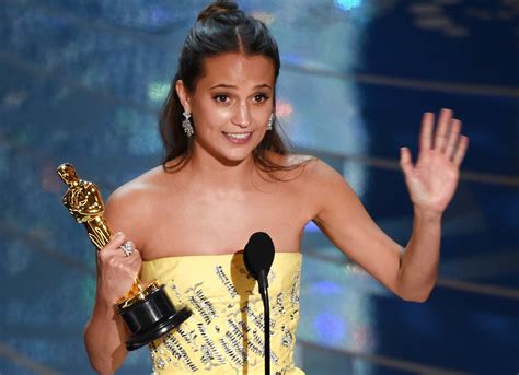 Oscars 2016 Alicia Vikander Wins For Best Supporting Actress In The