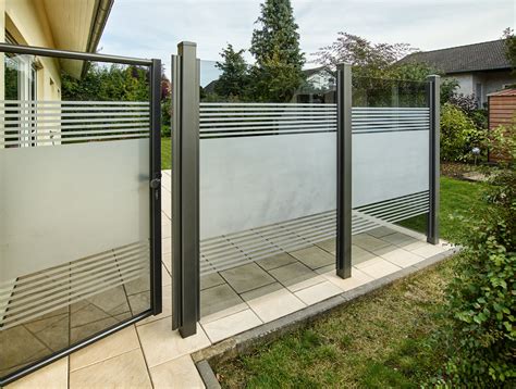 Gartenzaun ideen 22 inspirierende ideen aus holz metall und. Teiltransparente Glaslösung als Wind- und Sichtschutz ...