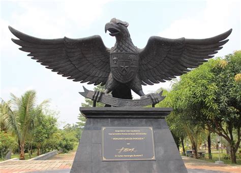Berkeinginan menyatukan kepulauan indonesia yang beragam menjadi satu negara pada tahun 1945, presiden sukarno yang akan datang mengumumkan pancasila sebagai teori filosofis dasar dari negara indonesia yang baru (dalam. Sejarah Hari Lahir Pancasila, Jangan Keliru dengan Hari ...