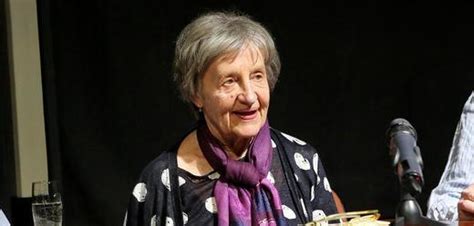 Divíšková byla spjata s činoherním klubem, ztvárnila i řadu televizních a filmových rolí a věnovala se také dabingu. Poznáte, kdo je kdo? Celebrity, které mají stejné příjmení ...