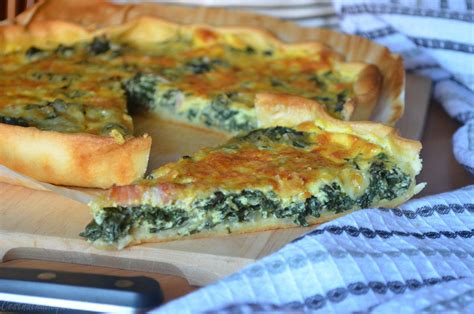 Avec leur goût légèrement amer, les bettes sont parfaites dans la farce d'un strudel, en accompagnement de poulet ou de pâtes. Quiche au vert de blette {cuisine anti-gaspi} - Le blog de ...