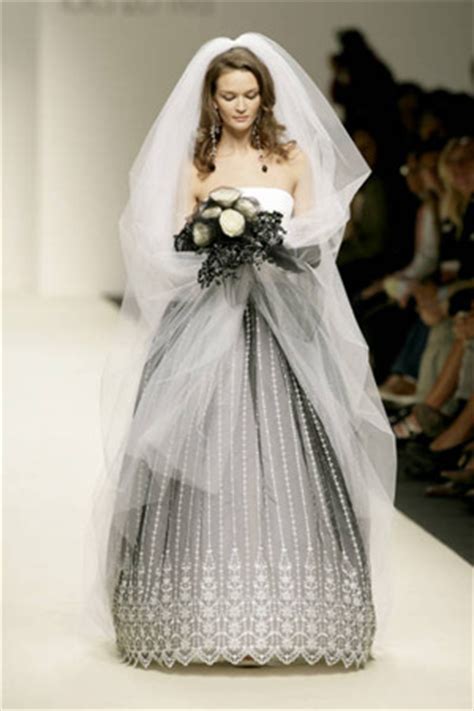 L'abito da sposa è certamente il vestito più importante che una donna indosserà nella sua vita: Abito Da Sposa Grigio Perla / Regole Abito Da Cerimonia ...