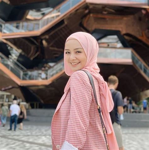 Mira memang cukup terkenal dengan imej seorang wanita muslimah. MIRA FILZAH Anak Paling Rapat, Sampai Mak Dia 'Berat' Hati ...