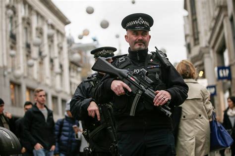New Years Eve In London Sees Heightened Armed Police Presence Metro News