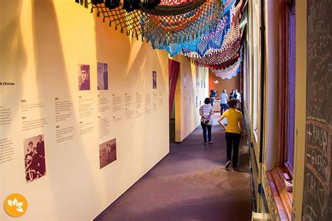 O valioso acervo especializado em artes plásticas, arquitetura, história da arte, design, fotografia e eventos afins, é composto de aproximadamente 60 000 volumes entre livros, livros raros, catálogos de exposições, periódicos, teses e boletins de museu. Museu da Língua Portuguesa em São Paulo - Marola com ...