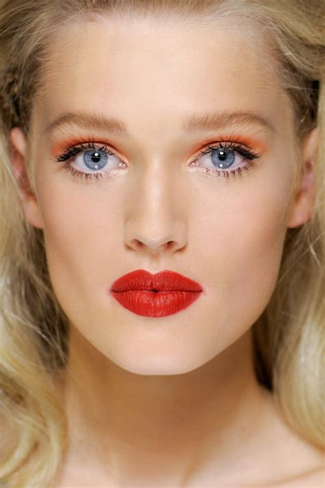 Glamorous Makeup Ideas With Red Lipstick