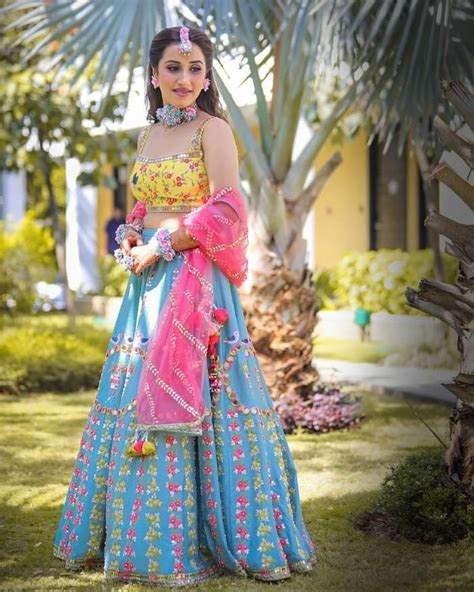 30 Trendy Bridal Mehndi Outfits Perfect For Flaunting