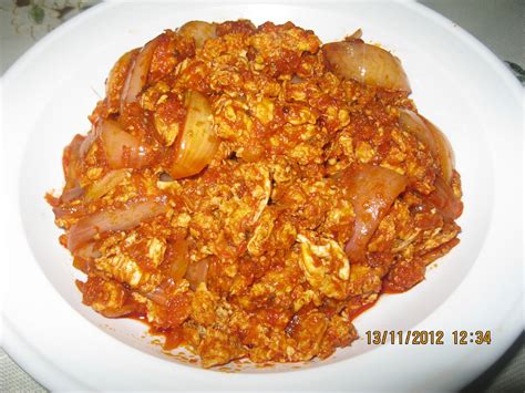 Finally add in the slices of onion and cook until they are translucent. RESEPI CIKGU ANI: SAMBAL TELUR SCRAMBLE