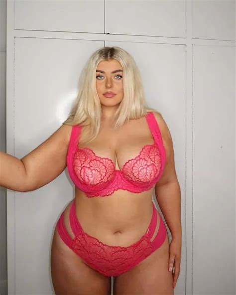 Plus Size Model Strips Naked As She Encourages Fans To Love Their