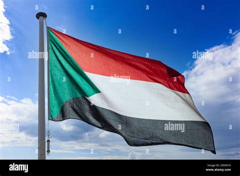 bandera de sudán república de sudán símbolo nacional en un asta de la bandera que ondea contra