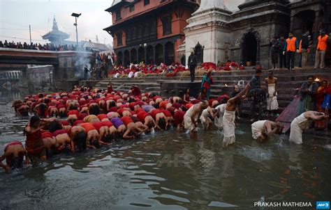 instantané bain de fidèles hindous dans la rivière bagmati à katmandou par prakashmathema afp