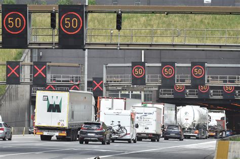 Werken in Kennedytunnel: nieuwe verlichting en brandwerende panelen