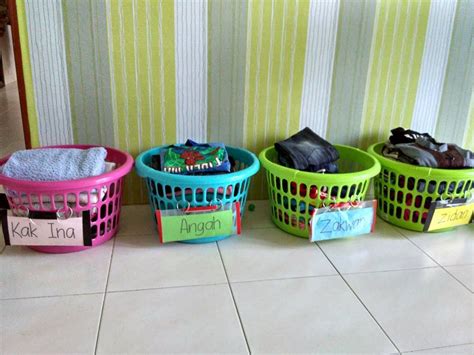 Letakkan kad keras atau kotak di belakang tudung atau baju. Cikgu Ini Guna Bakul Pakaian Ikut Nama Anak, Uruskan Kain ...