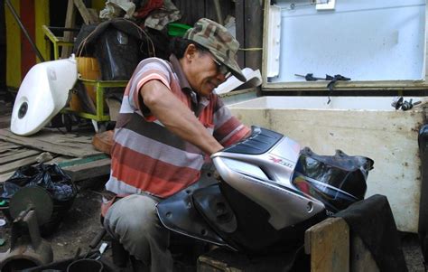 Bocornya bahan bakar tentu akan mempengaruhi kenyamanan maupun keamanan berkendara. Disini tempatnya, servis tangki bensin motor di Bandung ...