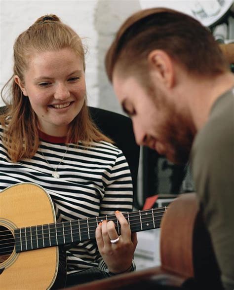 Beginners Guitar Lessons London Music Academy Book A Lesson
