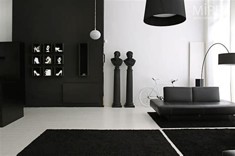 21 dramatic ways to decorate with the color black. Black & White Statement Decor
