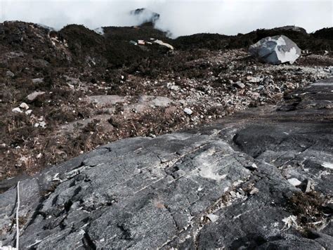 Gunung kinabalu terletak di sabah, malaysia, dengan ketinggian 4,095 mdpl. TERKINIGAMBAR GUNUNG KINABALU SELEPAS GEMPA BUMI