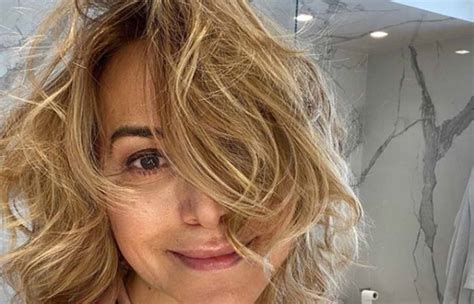 Barbara d'urso ha pubblicato un'immagine su instagram che la ritrae in costume mentre prende il sole in piscina. Barbara d'Urso, su Instagram si scatena la bufera: regole ...